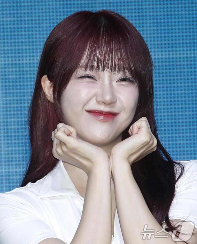 그룹 시그니처(cignature)의 지원이 10일 서울 마포구 신한카드SOL페이 스퀘어 라이브홀에서 가진 다섯 번째 EP 'Sweetie but Saltie (스위티 벗 솔티)' 발매 쇼케이스에서 포즈를 취하고 있다. 2024.6.10/뉴스1 ⓒ News1 권현진 기자