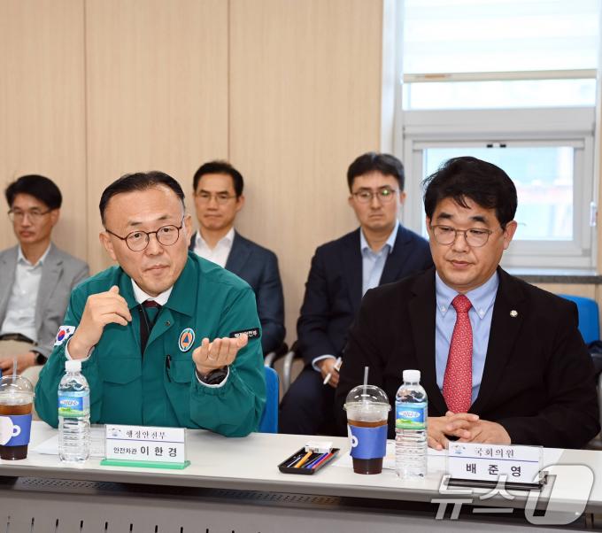 [사진] 이한경 재난안전관리본부장, 엘리베이터 안전부품 현황 청취