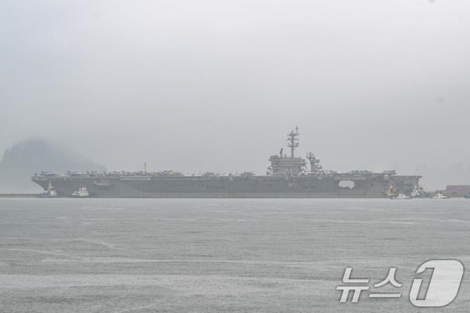[사진] '떠다니는 군사기지' 미 핵항모 부산 입항