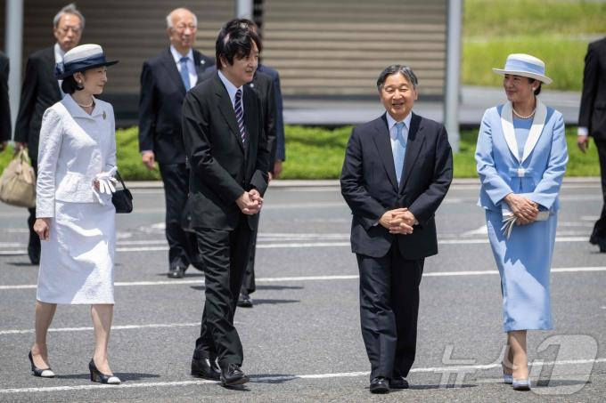 [사진] [포토]영국 방문 나루히토 일왕 부부…동생 친왕 배웅