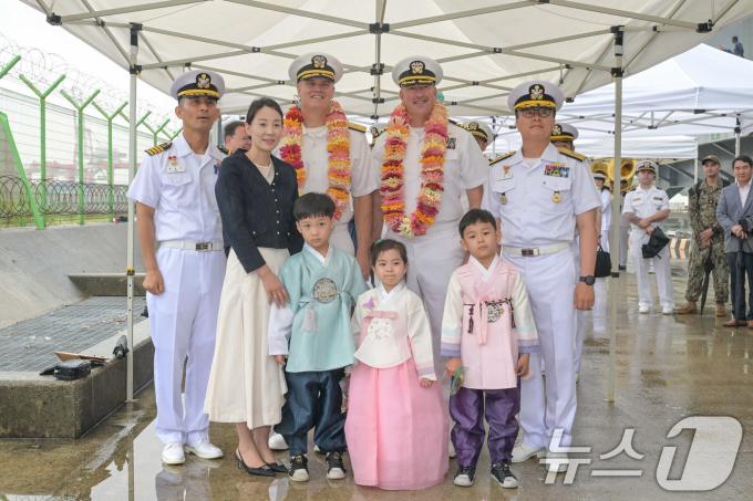 [사진] 미 해군 제9항모강습단 입항 환영행사