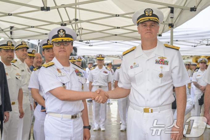 [사진] 손 맞잡은 이재섭 해군작전사령부 해양작전본부장과 크리스토퍼 알렉산더 미 해군 제9항모강습단장