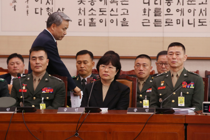 더불어민주당이 지난 21일 입법청문회 후 국회 법제사법위원회를 통과한 '채상병 특검법'을 이달 중 국회 내 본회의에서 처리하겠다고 밝혔다. 사진은 지난 21일 서울 여의도 국회에서 열린 법제사법위원회 전체회의 순직 해병 수사 방해 및 사건 은폐 등의 진상규명을 위한 특별검사 임명 등에 대한 법률안 관련 입법청문회에게 증인으로 출석하기 위해 입장하는 이종섭 전 국방부 장관(왼쪽에서 서서 이동하는 인물). /사진=뉴스1        