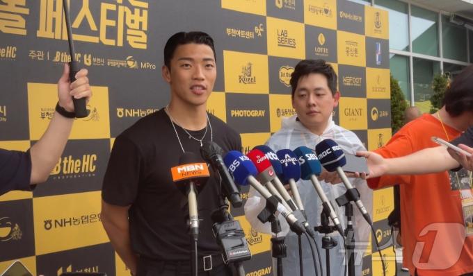 황희찬이 22일 경기도 부천시의 부천시청 잔디관장에서 진행된 '황희찬 풋볼 페스티벌'에서 취재진 인터뷰에 답하고 있다. /뉴스1ⓒ 뉴스1 김도용 기자