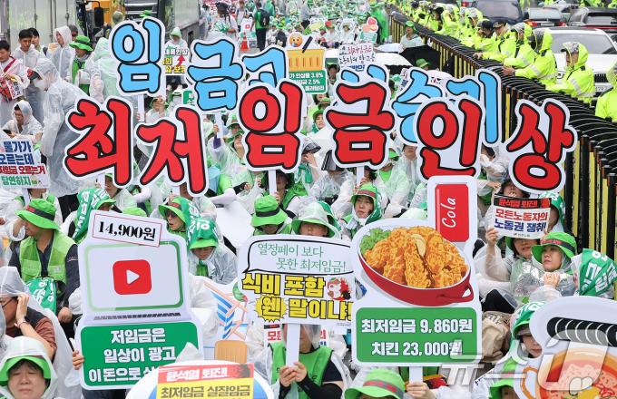 [사진] 최저임금 인상하라!