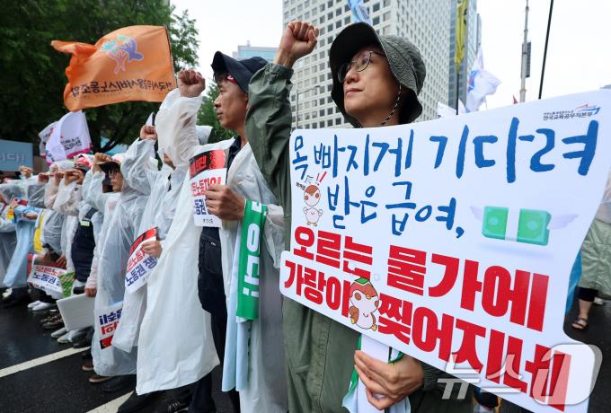 [사진] 최저임금 인상하라!