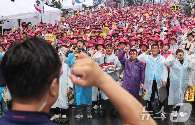 [사진] 구호 외치는 전국의 노동자들