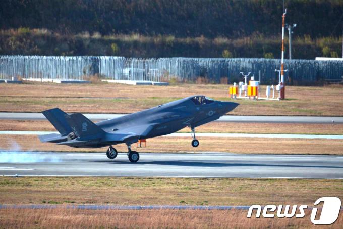 미국 해병대 제121 전투비행대대 F-35B '라이트닝 2' 스텔스 전투기가 지난 15일 일본 야마구치현 이와쿠니 기지에 착륙하고 있다.(미 태평양함대 사령부 페이스북)2017.11.17/뉴스1