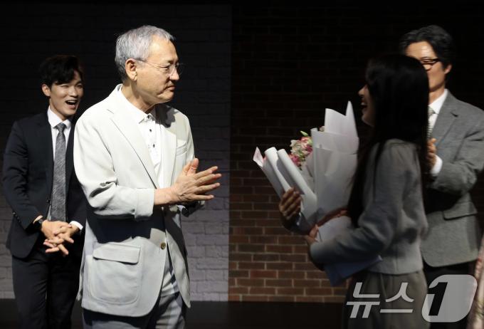 [사진] '열번째 봄' 출연진들 격려하는 유인촌 장관