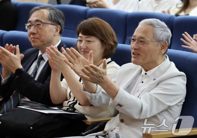 [사진] 연극 '열번째 봄' 관람하는 유인촌 장관
