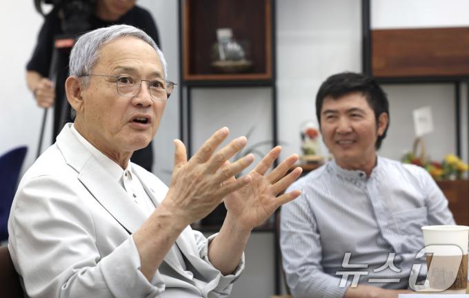 [사진] 관계자와 간담회 갖는 유인촌 문체부 장관