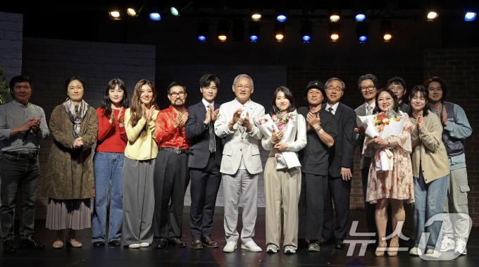 [사진] 유인촌 장관, '열번째 봄' 출연진과 기념 촬영