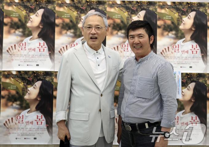 [사진] 오진하 감독과 기념 촬영하는 유인촌 장관