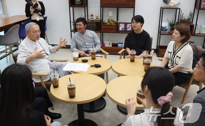 [사진] 유인촌 장관, 북한이탈주민 예술인 연출 연극 관람