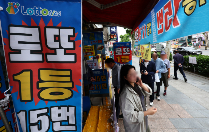  서울 시내의 한 복권방에서 복권을 사려는 시민들로 붐비고 있다. /사진=뉴시스