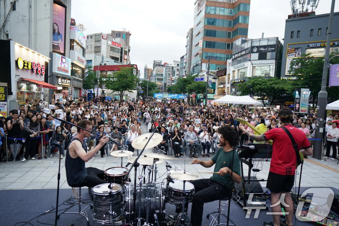 [사진] 신촌에서 열린 '2024 프랑스 거리음악축제'