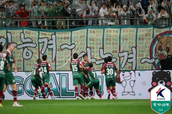 황선홍 감독이 이끄는 대전 하나시티즌이 22일 열린 하나은행 K리그1 18라운드 광주FC와 홈 경기에서 2-1 역전승을 거뒀다. (한국프로축구연맹 제공)