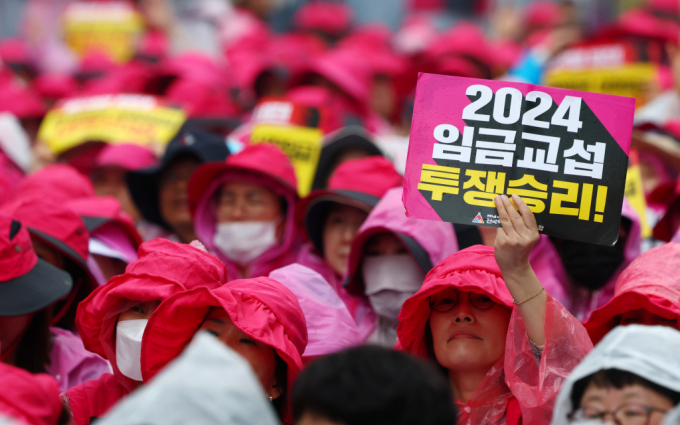 22일 서울 세종대로에서 열린 '전국 노동자 대회'에서 전국학교비정규직노동조합 등 민주노총 조합원들이 최저임금 인상을 촉구하고 있다./사진=뉴시스 /사진=전신