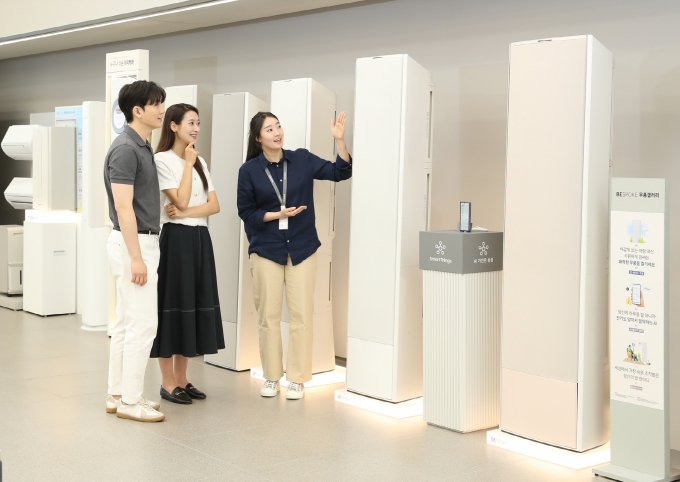 삼성스토어 서초에서 매니저가 소비자들에게 '비스포크 AI 무풍 갤러리'를 안내하고 있다. / 사진=삼성전자 