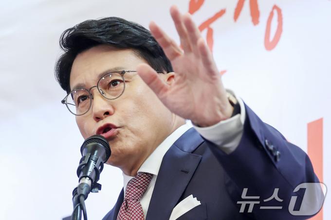 국민의힘 당대표 후보로 출마한 윤상현 의원이 21일 오전 인천 미추홀구 용현시장에서 출마선언을 하고 있다. 2024.6.21/뉴스1 ⓒ News1 민경석 기자