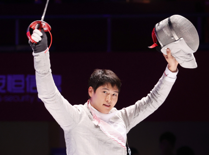 오상욱(대전광역시청)이 2024 아시아선수권대회 남자 사브르 개인전에서 우승했다. 사진은 지난해 9월25일(현지시간) 중국 항저우 전자대학 체육관에서 열린 2022 항저우 아시안게임 펜싱 남자 사브르 결승에서 오상욱이 금메달을 따낸 뒤 손을 번쩍 들어올리는 모습. / 사진=뉴스1 조수정 기자 