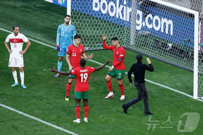 짜증을 내는 호날두(가운데)ⓒ AFP=뉴스1