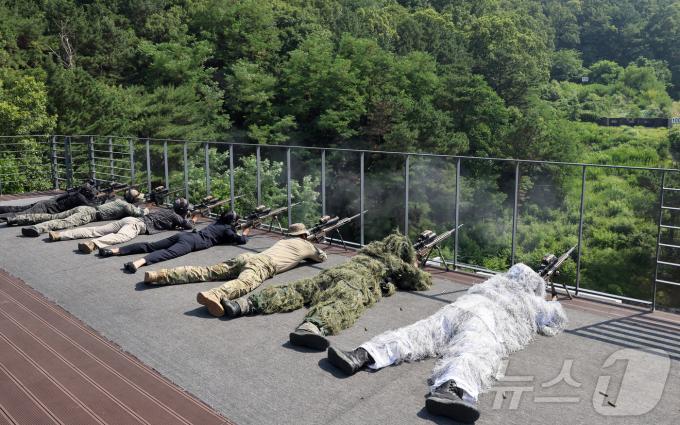 [사진] 저격 시연하는 특전사