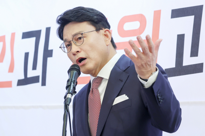 국민의힘 당대표 후보로 출마한 윤상현 의원이 지난 21일 오전 인천 미추홀구 용현시장에서 출마선언을 하고 있다. / 사진=뉴스1 민경석 기자  /사진=(인천=뉴스1) 민경석 기자