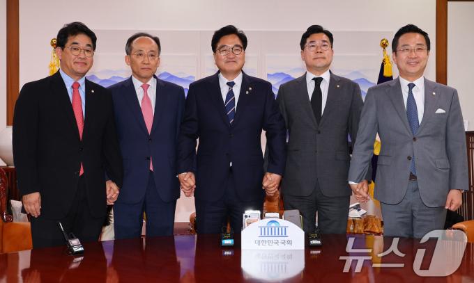 우원식 국회의장이 지난 21일 오후 국회의장실에서 원 구성을 위한 양당 원내대표 회동에서 기념촬영을 하고 있다. 왼쪽부터 국민의힘 배준영 원내수석부대표·추경호 원내대표, 우원식 의장, 더불어민주당 박찬대 원내대표·박성준 원내수석부대표. (공동취재)2024.6.21/뉴스1 ⓒ News1 이광호 기자