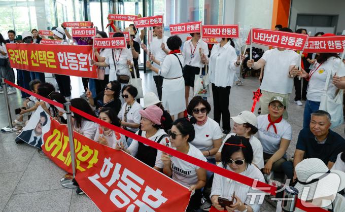 [사진] 한동훈 출마 선언 기다리는 지지자들