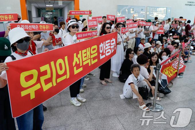 [사진] 국회 찾은 한동훈 지지자들