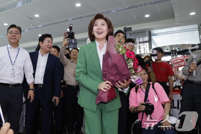 [사진] 지지자 향해 인사하는 나경원