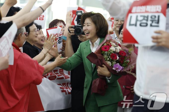 [사진] 나경원, 지지자들 응원 속 국민의힘 당 대표 출마 선언