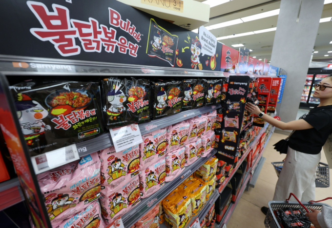 마켓에 진열된 불닭볶음면./사진=뉴시스  /사진=홍효식