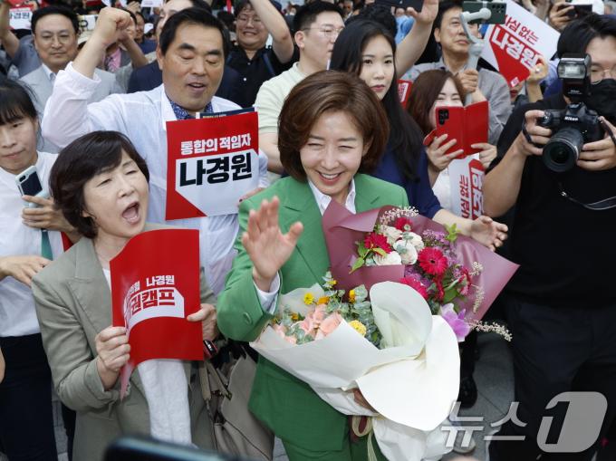 [사진] 지지자들 응원받는 나경원