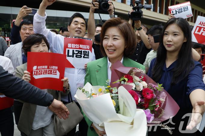 [사진] 당대표 출마선언 마친 나경원