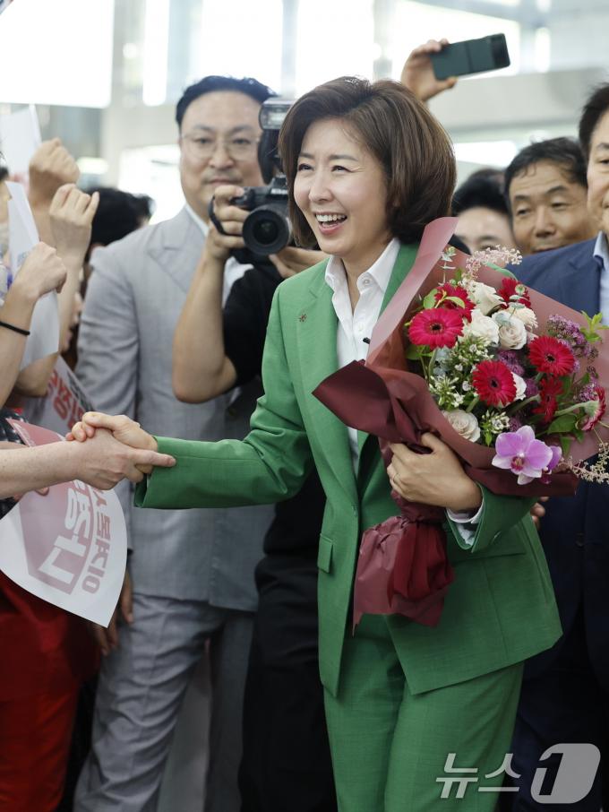 [사진] 지지자들과 악수 나누는 나경원