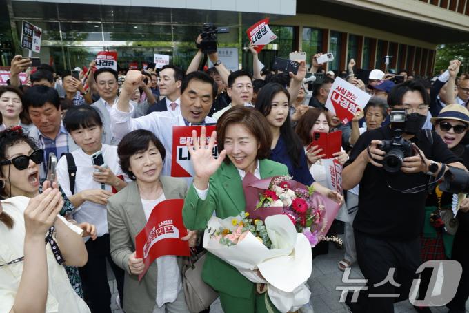[사진] 지지자 응원 속 출마 선언 마친 나경원