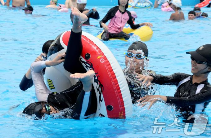 [사진] 넘어가라!