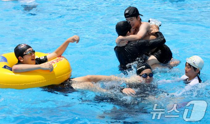 [사진] 무더운 날씨에는 물놀이가 최고