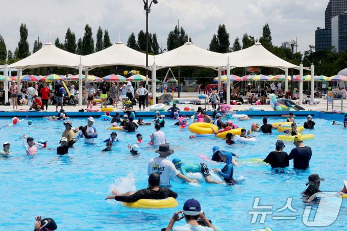 [사진] 더위 속 수영장 인기 만점