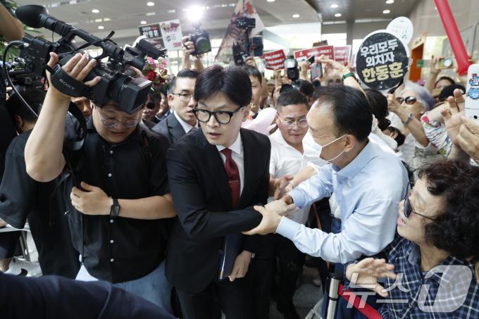 [사진] 지지자들 응원 속 한동훈