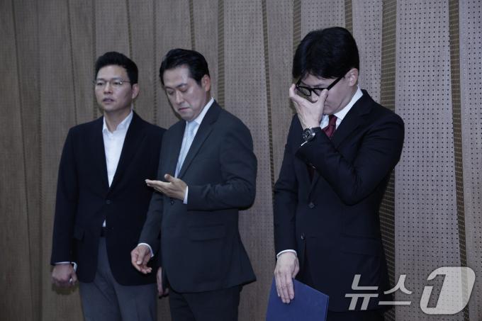 [사진] 안경 고쳐쓰는 한동훈