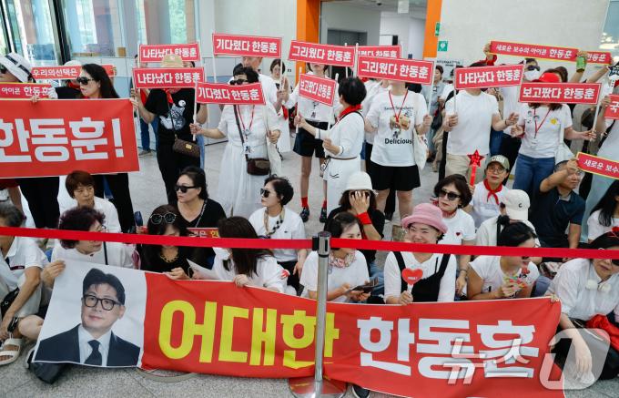 한동훈 전 국민의힘 비상대책위원회 위원장 지지자들이 23일 오후 서울 여의도 국회 소통관에서 한 전 위원장의 7·23 전당대회 당 대표 출마 선언을 앞두고 응원하고 있다. 2024.6.23/뉴스1 ⓒ News1 안은나 기자