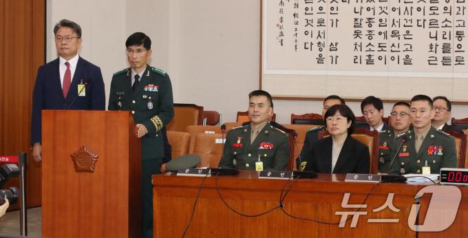 이시원 전 대통령실 공직기강비서관과 임기훈 국방대총장이 21일 오전 서울 여의도 국회에서 열린 법제사법위원회 전체회의 순직 해병 수사 방해 및 사건 은폐 등의 진상규명을 위한 특별검사의 임명 등에 관한 법률안 관련 입법청문회에 출석해 발언대에 서서 정청래 위원장의 발언을 듣고 있다.2024.6.21/뉴스1 ⓒ News1 이광호 기자