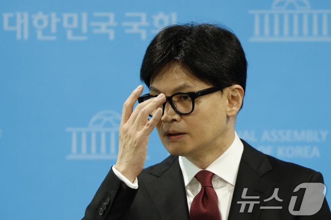 한동훈 전 국민의힘 비상대책위원회 위원장이 23일 오후 서울 여의도 국회 소통관에서 국민의힘 당 대표 출마 선언을 하며 안경을 고쳐 쓰고 있다. 2024.6.23/뉴스1 ⓒ News1 안은나 기자