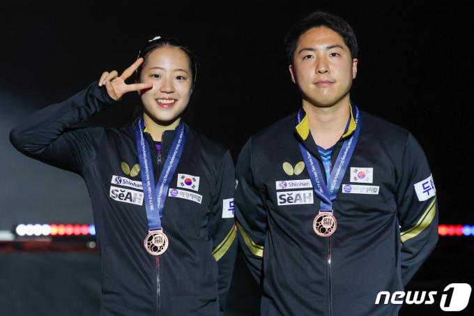 탁구 혼합복식 신유빈과 임종훈 조. 사진은 2023 평창아시아탁구선수권대회-버터플라이' 혼합복식 동메달. 2023.9.9/뉴스1 ⓒ News1 민경석 기자