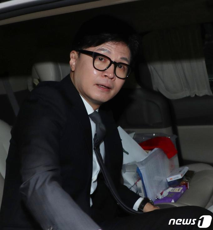 한동훈 국민의힘 비상대책위원장 겸 총괄선거대책위원장이 11일 오전 서울 여의도 중앙당사에서 위원장직 사퇴 입장을 밝힌 뒤 당사를 나서고 있다.(공동취재) 2024.4.11/뉴스1 ⓒ News1 구윤성 기자