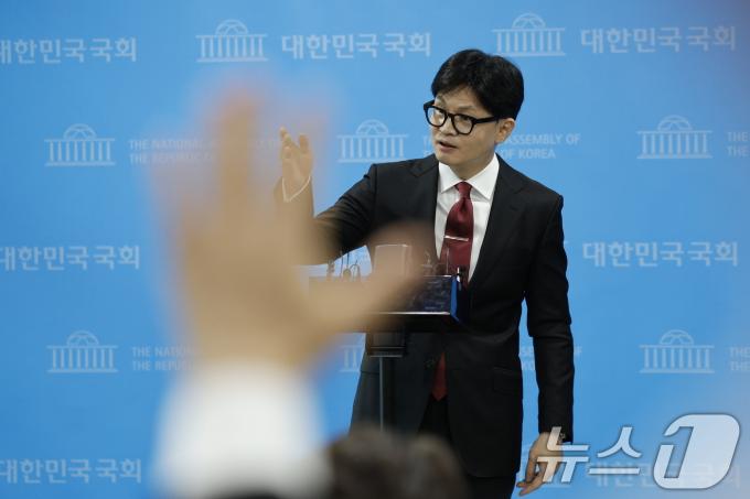 [사진] 취재진 질문 받는 한동훈