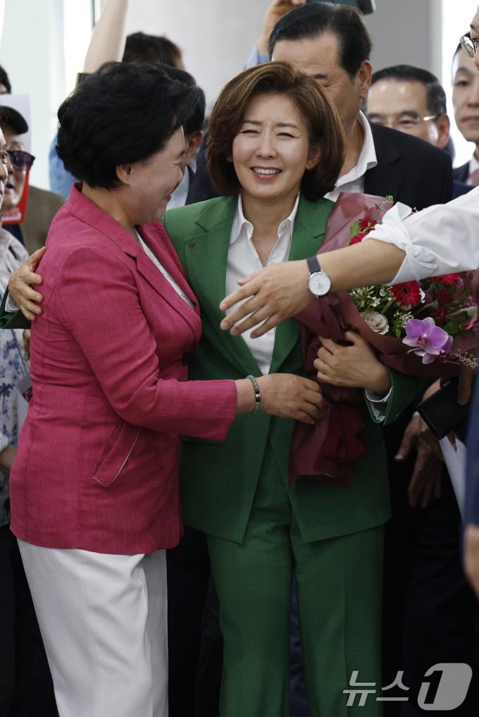 나경원 국민의힘 의원이 23일 오후 서울 여의도 국회 소통관에서 국민의힘 당 대표 출마 선언에 앞서 지지자들과 인사를 나누고 있다. 2024.6.23/뉴스1 ⓒ News1 안은나 기자